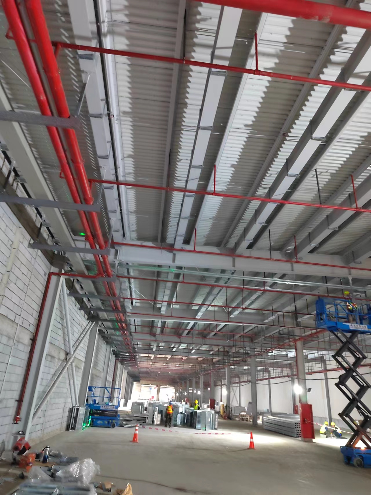 廣汽零部件產業園二期車用半導體建設項目已全部完工 廣東鋼結構公司選擇廣州經緯鋼結構工程有限公司 咨詢電話:13925156722