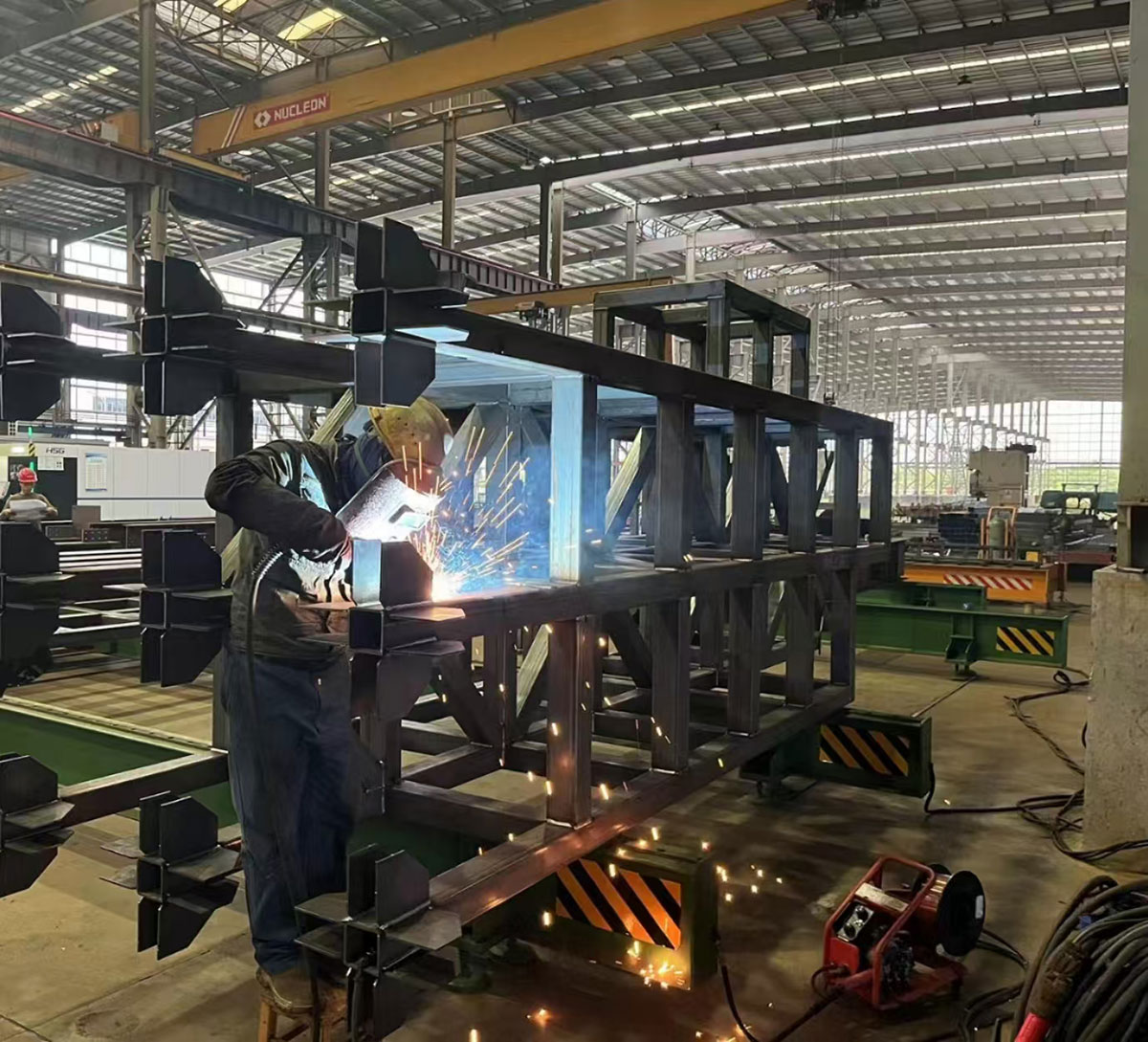 鋼結(jié)構(gòu)是主要由鋼制材料組成的結(jié)構(gòu) 廣東鋼結(jié)構(gòu)公司選擇廣州經(jīng)緯鋼結(jié)構(gòu)工程有限公司 咨詢電話:13925156722