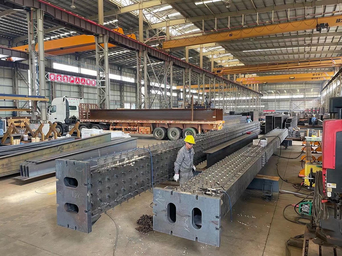 鋼結構是主要由鋼制材料組成的結構   廣東鋼結構公司選擇廣州經緯鋼結構工程有限公司  咨詢電話：13925156722